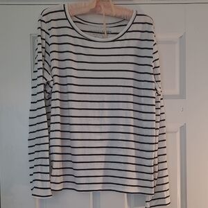 Amuse Society Lightweight scoop neck long sleeved shirt